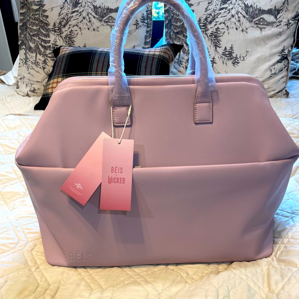 BÉIS WICKED Weekend in Pink **BRAND NEW***
The Wicked Weekender In Wicked Pink